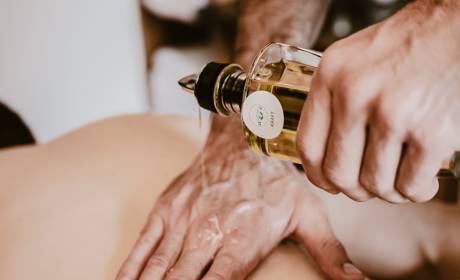Mann genießt Aromaölmassage