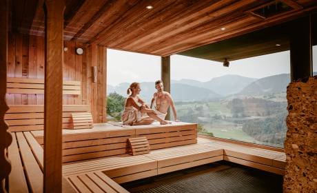 Paar in Eventsauna mit Blick in die Berge