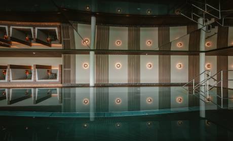 Sport-Innenpool mit Kuschelnischen und 15 Metern Länge