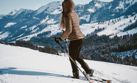 Frau beim Schneeschuhwandern im Allgäu