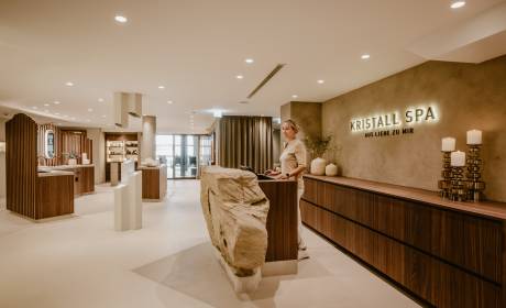 Mitarbeiterin im Kristall Spa Concept Store
