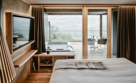 Wohnzimmer der SPA Suite mit eigener Whirlwanne