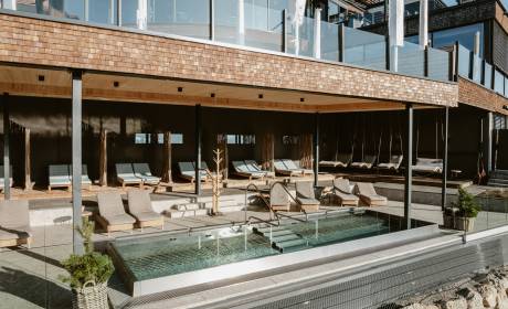 Infinity-Whirlpool im Freien mit Schwebeliegen