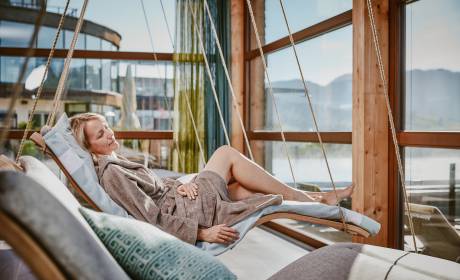 Frau auf Schwebeliege