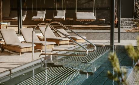 Infinity-Whirlpool mit Liegen