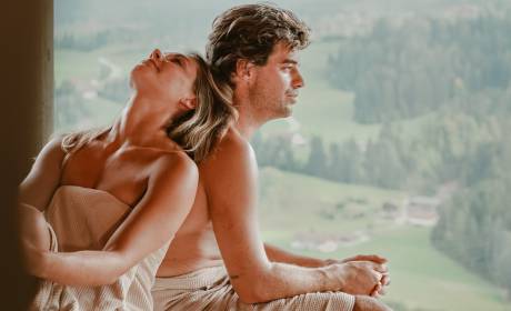 Paar in Sauna mit Weitblick auf die Nagelfluhkette