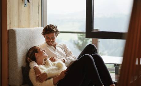 Paar kuschelt in Nische