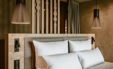 Gemütliches Hotelbett in Natursuite