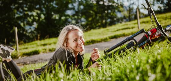 Frau beim E-Biken im Allgäu