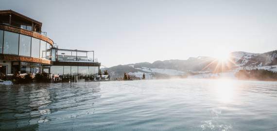 Außenansicht Infinity Pool des Wellnesshotel Bergkristall im Allgäu im Winter