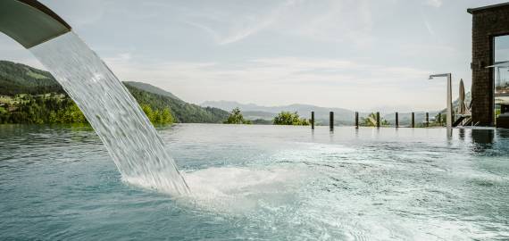 Außenansicht Infinity Pool des Wellnesshotel Bergkristall im Allgäu