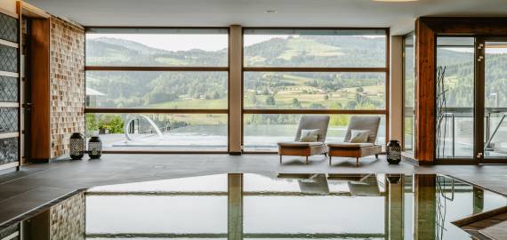 Poollandschaft im Wellnesshotel Bergkristall