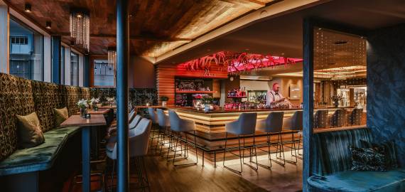 Hotelbar im Allgäu mit Barkeeper