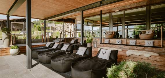 Außen-Ruhebereich des Wellnesshotels Bergkristall
