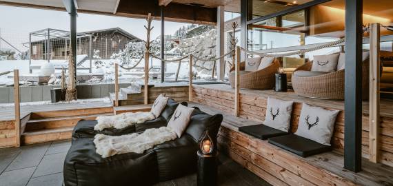 Outdoor-Ruheraum mit Wellnessliegen im Winter