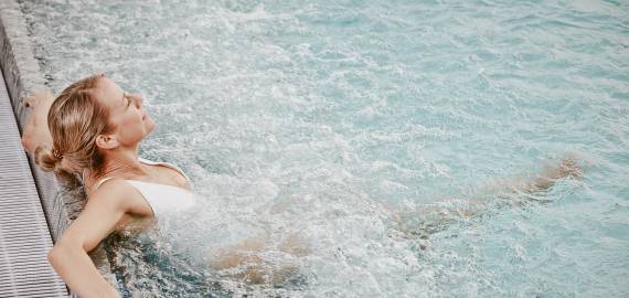Frau entspannt im Whirlpool