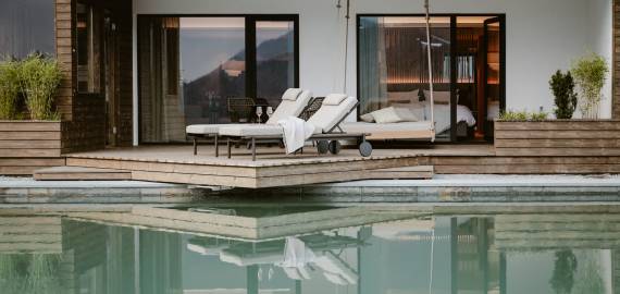Seesuite im Sauna auf der Terrasse und Zugang zum Bergsee