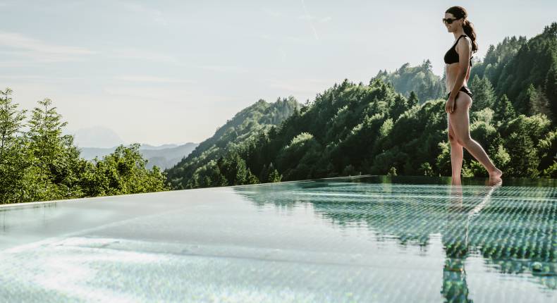 Frau beim Infinitypool