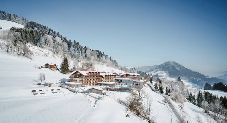 Außenansicht Wellnesshotel Bergkristall im Winter