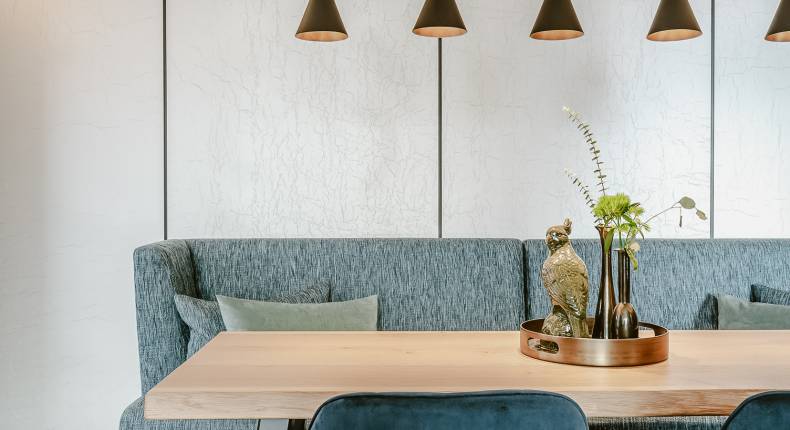 Tisch mit Stuhl und Lampe
