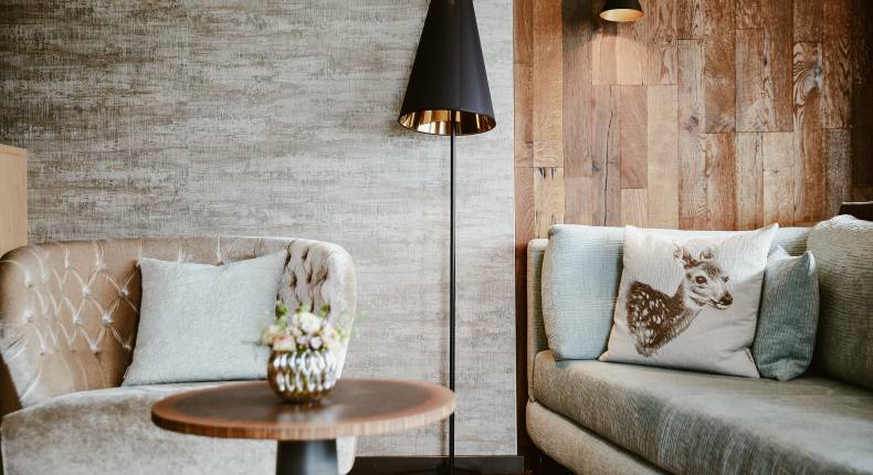 Lounge Ecke in Hotelzimmer des Bergkristall