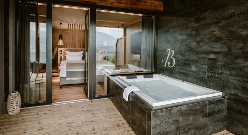 Whirlpool auf dem Balkon eines Studios im Resort Bergkristall