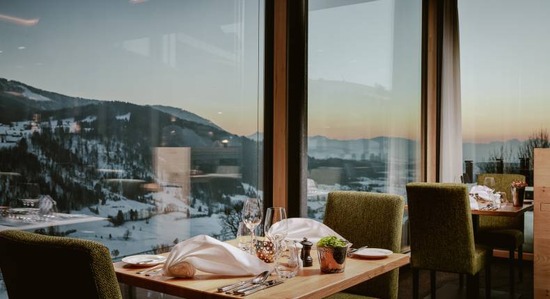 gedeckte Tische im Restaurant des Resort Bergkristall