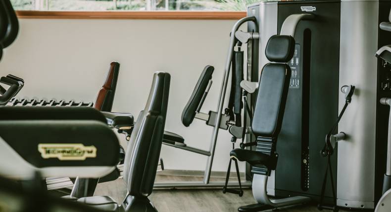 Fitnessraum mit Technogym-Geräten
