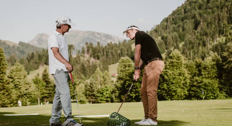 Golftrainer beim Golfkurs 