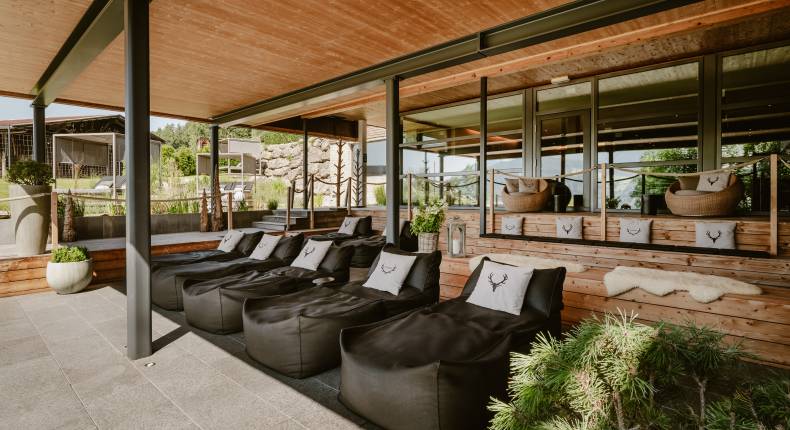 Außen-Ruhebereich des Wellnesshotels Bergkristall