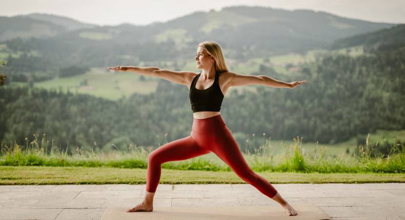 Frau bei Yoga auf dem Outdoor-Yoga-Plateau