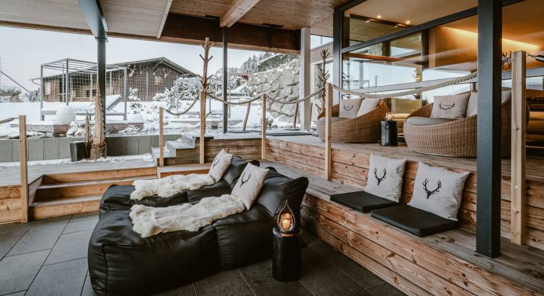 Outdoor-Ruheraum mit Wellnessliegen im Winter