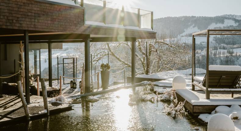 Außenansicht im Winter mit Naturteich