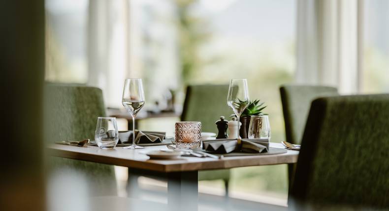 Eingedeckter Tisch mit Kerze