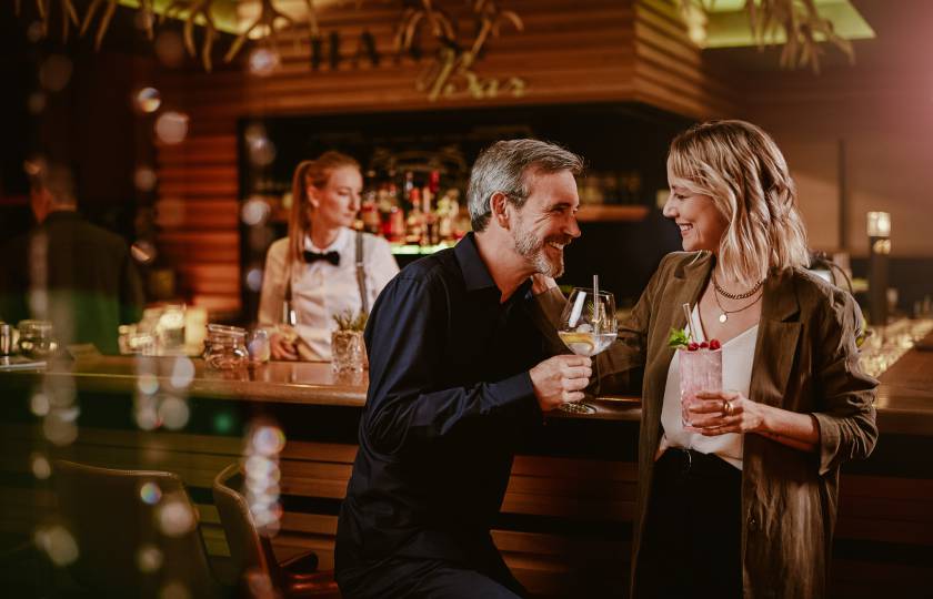Paar trinkt Cocktails an der Bar