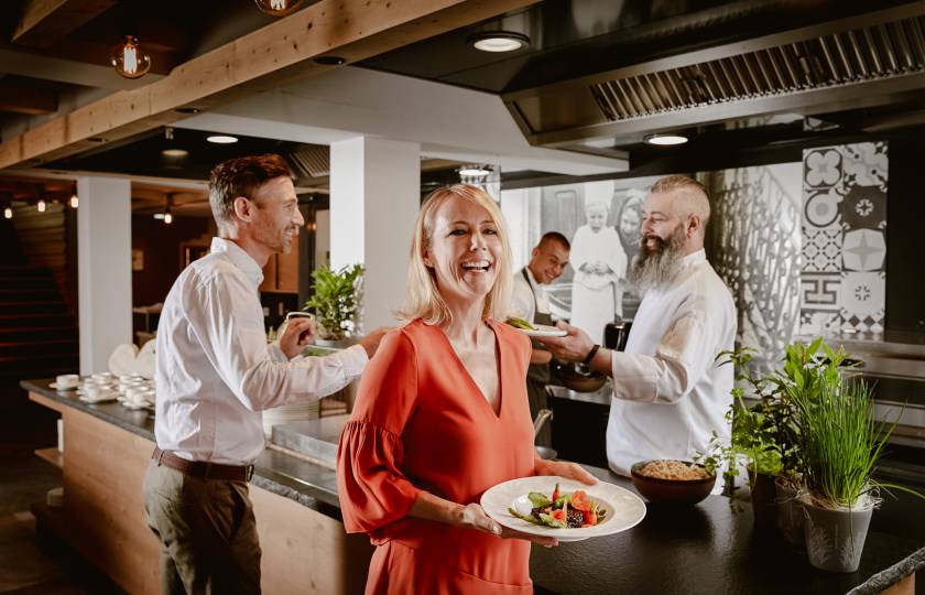 Frau holt sich Essen am Buffet