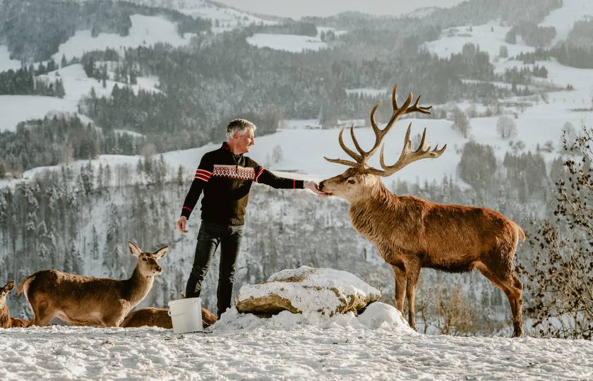 Gastgeber Hans-Jörg Lingg mit Platzhirsch Hansi