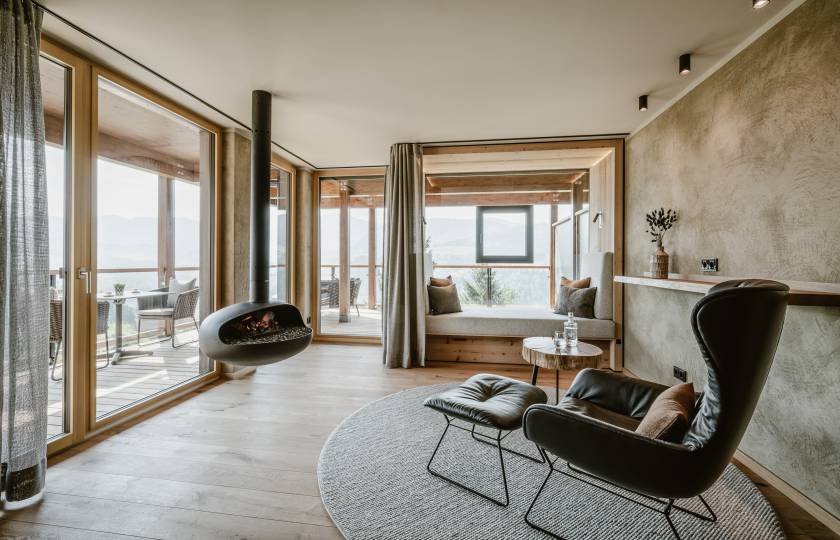 Suite mit schwebendem Holzofen im Resort Bergkristall