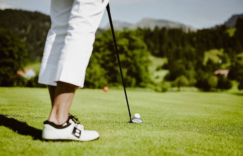 Frau beim Golfen in Oberstaufen 