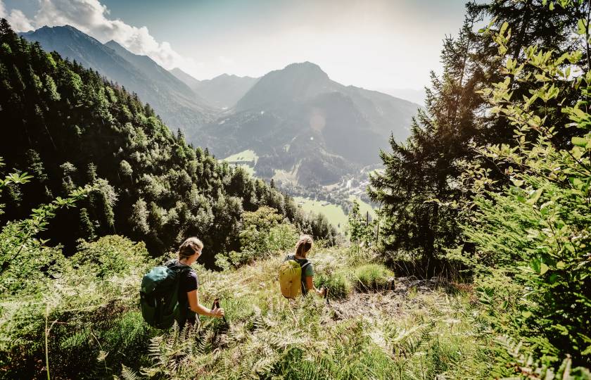 Zwei Frauen beim Wandern in den Allgäuer Bergen