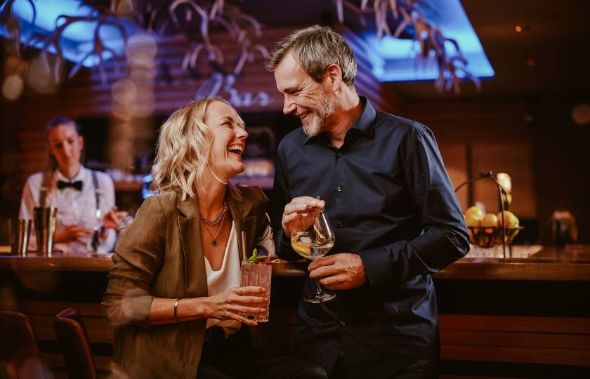 Paar an der Hansi Bar im Bergkristall in Oberstaufen
