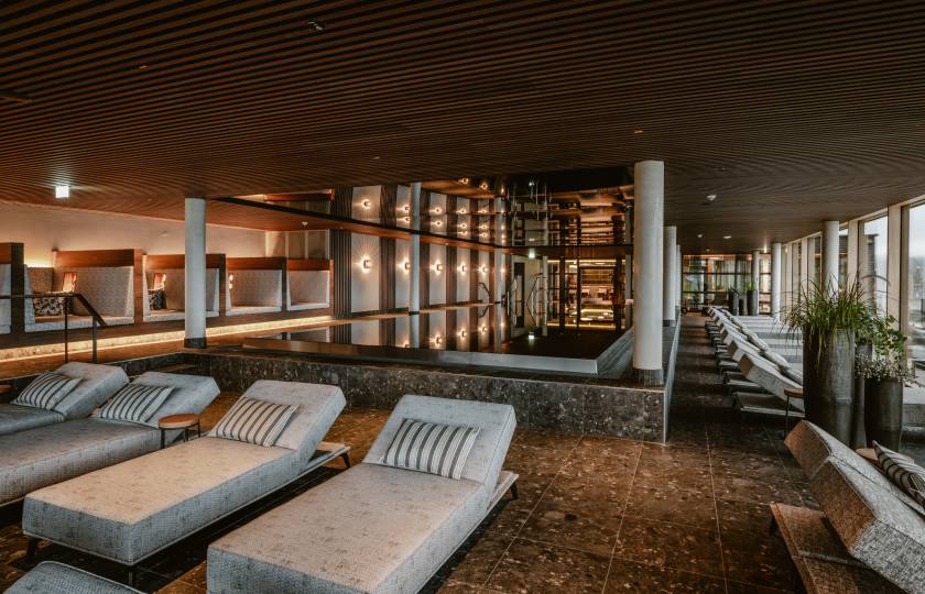 Sport-Innenpool mit 15 m Länge des Wellnesshotels Bergkristall
