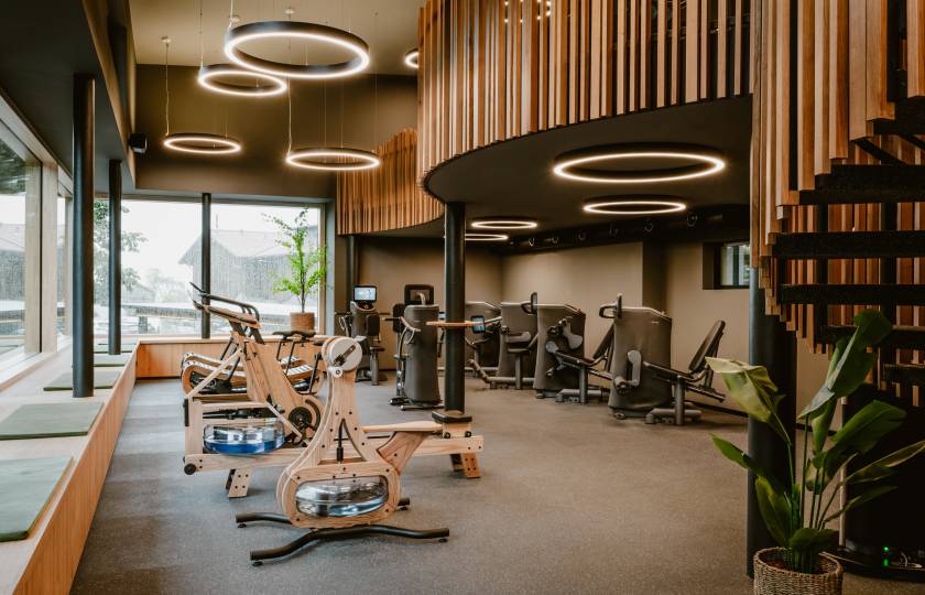Cardio-Bereich im zweistöckigen Fitnessstudio des Aktivhotels Bergkristall
