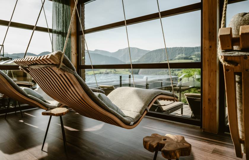 Schwebeliege im Wellnesshotel Bergkristall mit Blick auf die Alpen