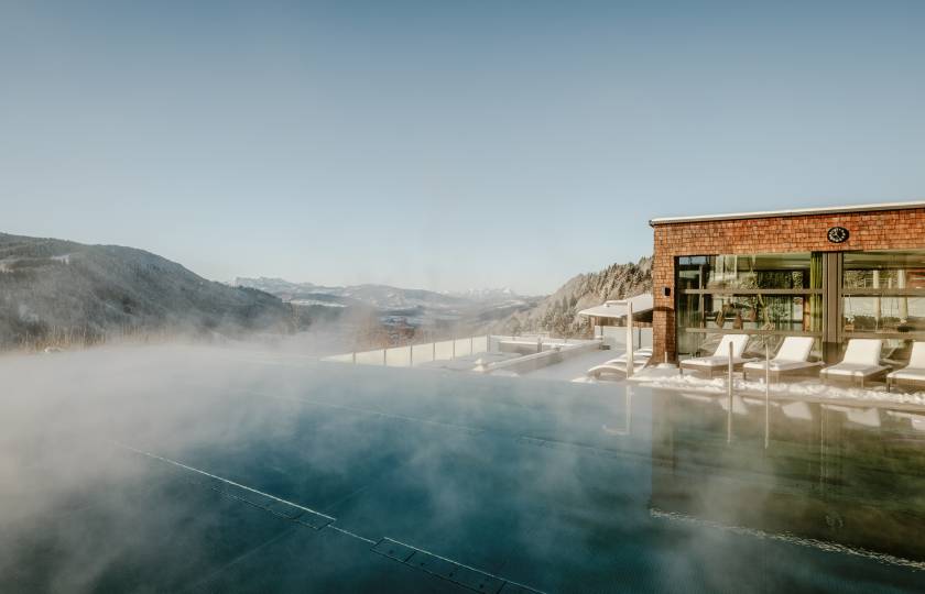 Infinitypool des Wellnesshotel Bergkristall im Winter