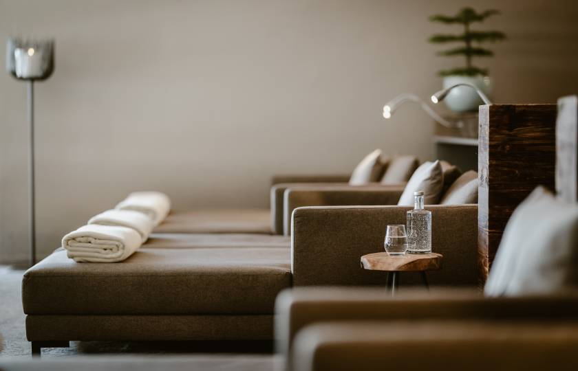 Großzügiger Ruheraum in der Saunalandschaft Nagelfluh