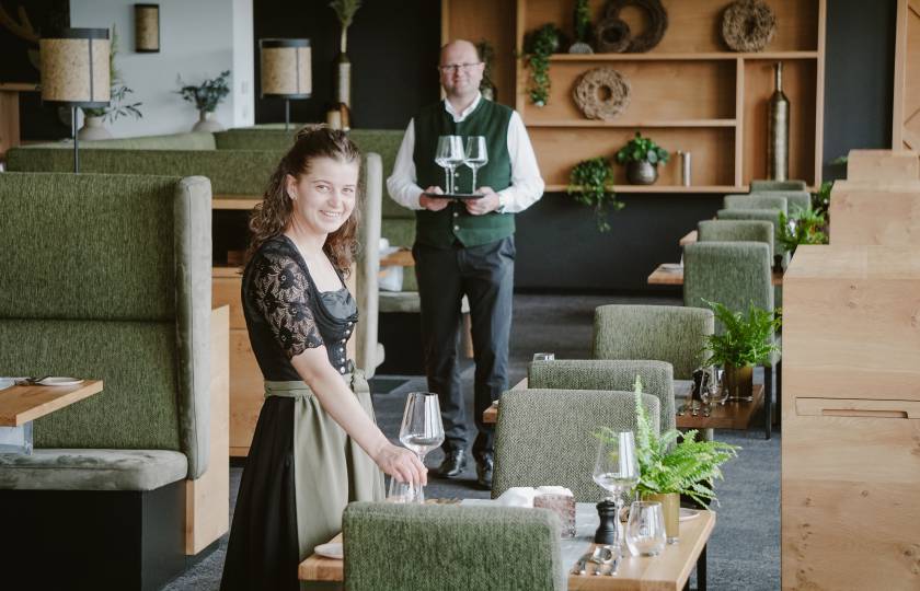 Frau mit Mann beim Eindecken des Tisches