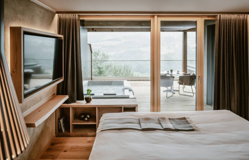 Wohnzimmer der SPA Suite mit eigener Whirlwanne