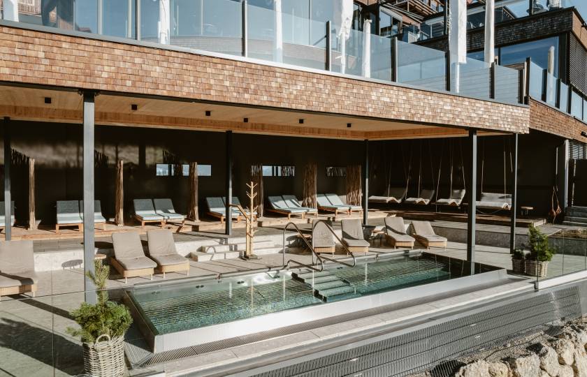 Infinity-Whirlpool im Freien mit Schwebeliegen