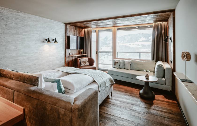 Schlafzimmer des Studio Hochgrat im Winter mit Blick auf die Allgäuer Berge